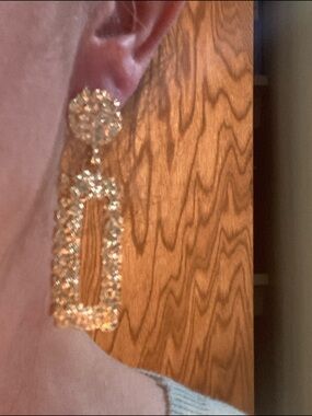 Gold tones pretty classy light weight dangle earrings